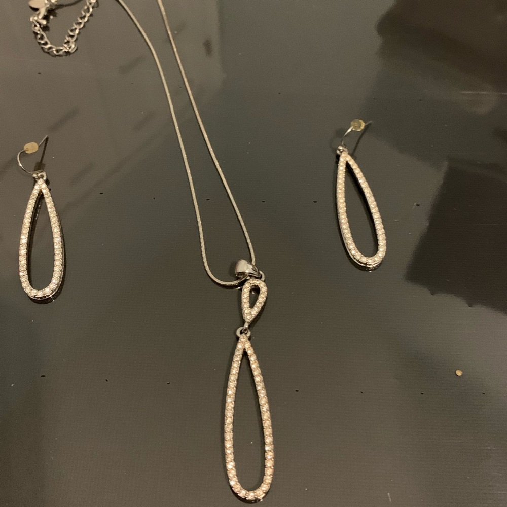 Lia Sophia necklace and earrings set, nwot